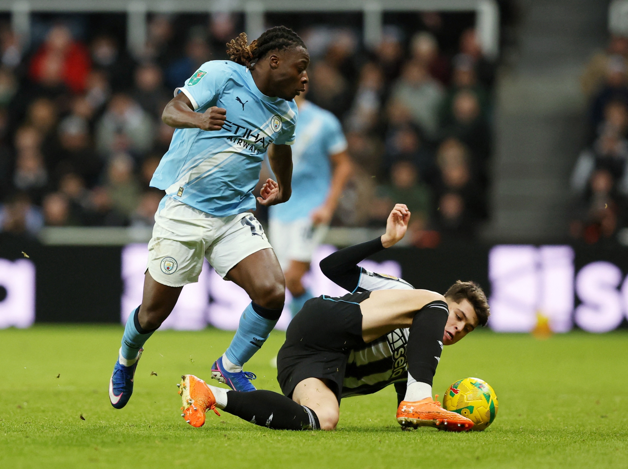 مانشستر سيتي يؤكد هيمنته: فوز ثمين على نيوكاسل في ذهاب كأس كاراباو وخطوة نحو النهائي