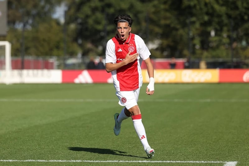 صراع العمالقة: ريال مدريد وبرشلونة يتنافسان على ضم موهبة أياكس ريان بونيدا