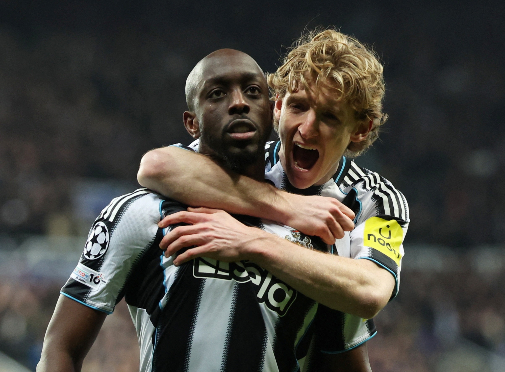 صقور نيوكاسل تحلق عالياً: تحليل فوز نيوكاسل بثلاثية على آيندهوفن في دوري الأبطال وأبرز لقطات المباراة المثيرة