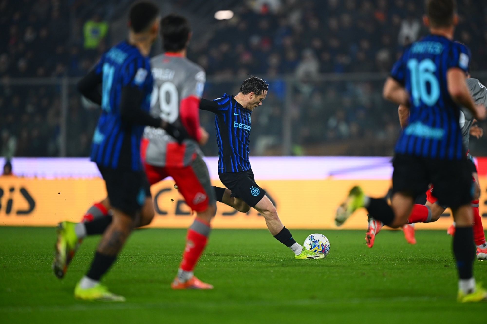 إنتر ميلان يعزز صدارته للكالتشيو بثنائية نظيفة على كريمونيزي: تحليل شامل للمباراة وتأثيرها على سباق اللقب