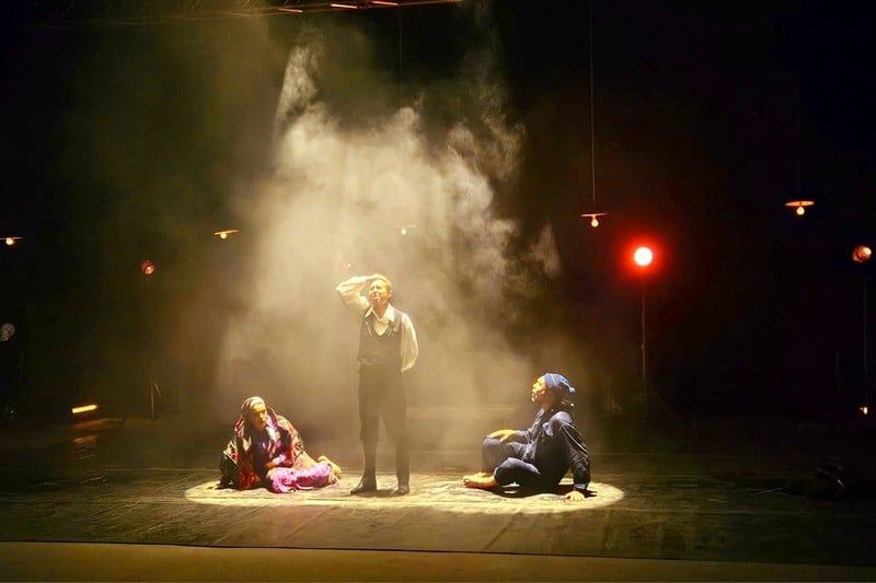 لافاش: تحليل معمق لمسرحية تعرّي قضايا المجتمع المغربي بذكاء ساخر