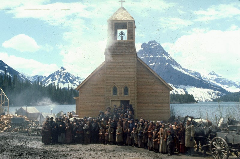 تحليل معمق: “بوابة الجنة” لـ مايكل تشيمينو ونقد أسطورة اليوتوبيا الأمريكية المتداعية