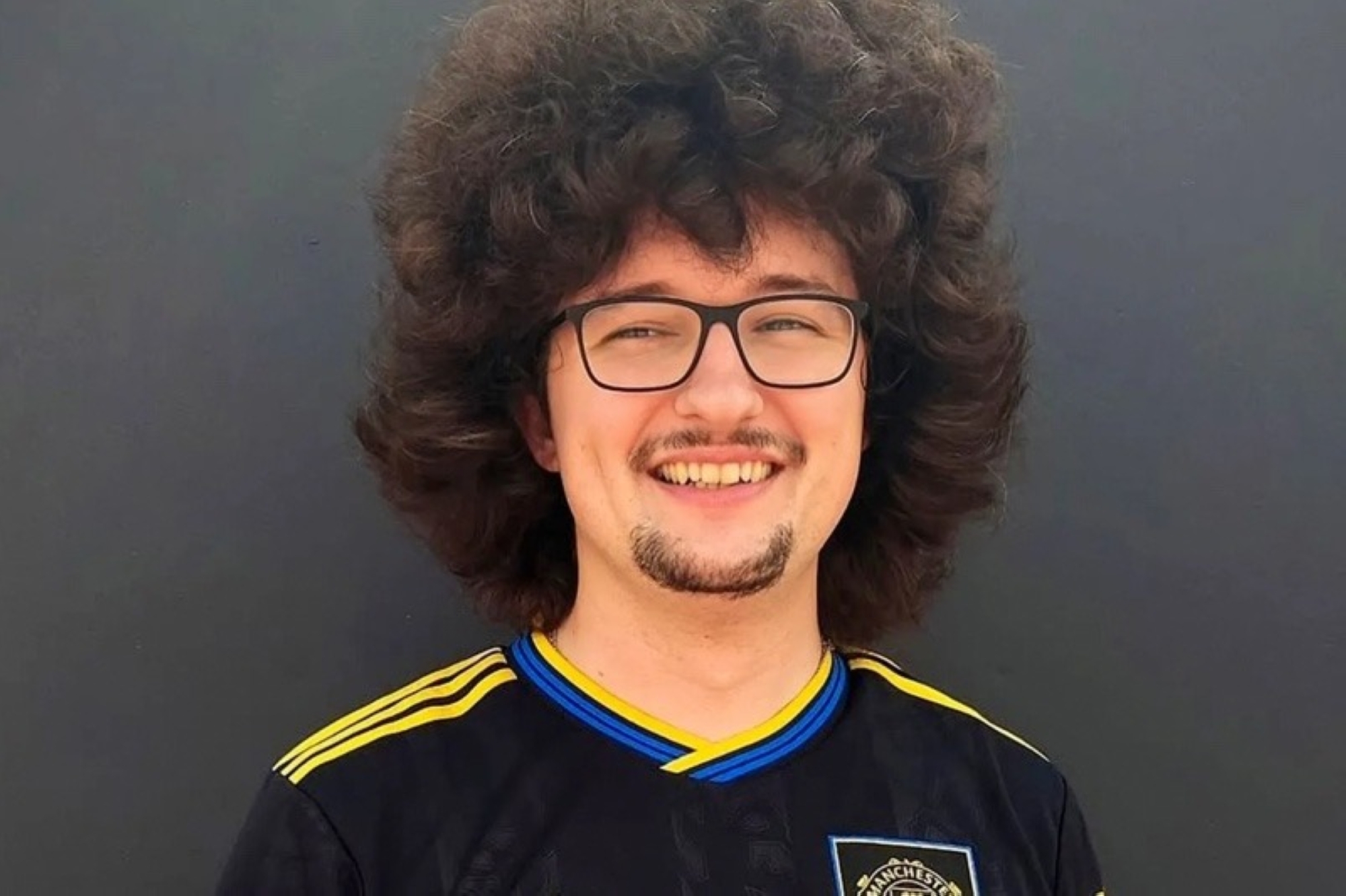 انتكاسة تحدي فرانك إيليت لقص الشعر: قصة مشجع مانشستر يونايتد الذي عاد لنقطة الصفر بعد تعادل وست هام