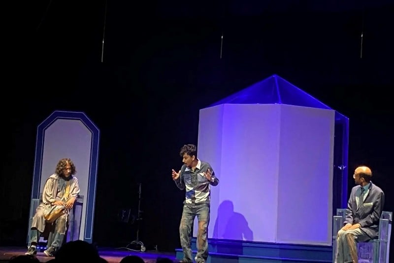 رحلة مسرحية يوم الإبحار ودلالاتها: عرض فني عميق يستكشف أسئلة الوجود