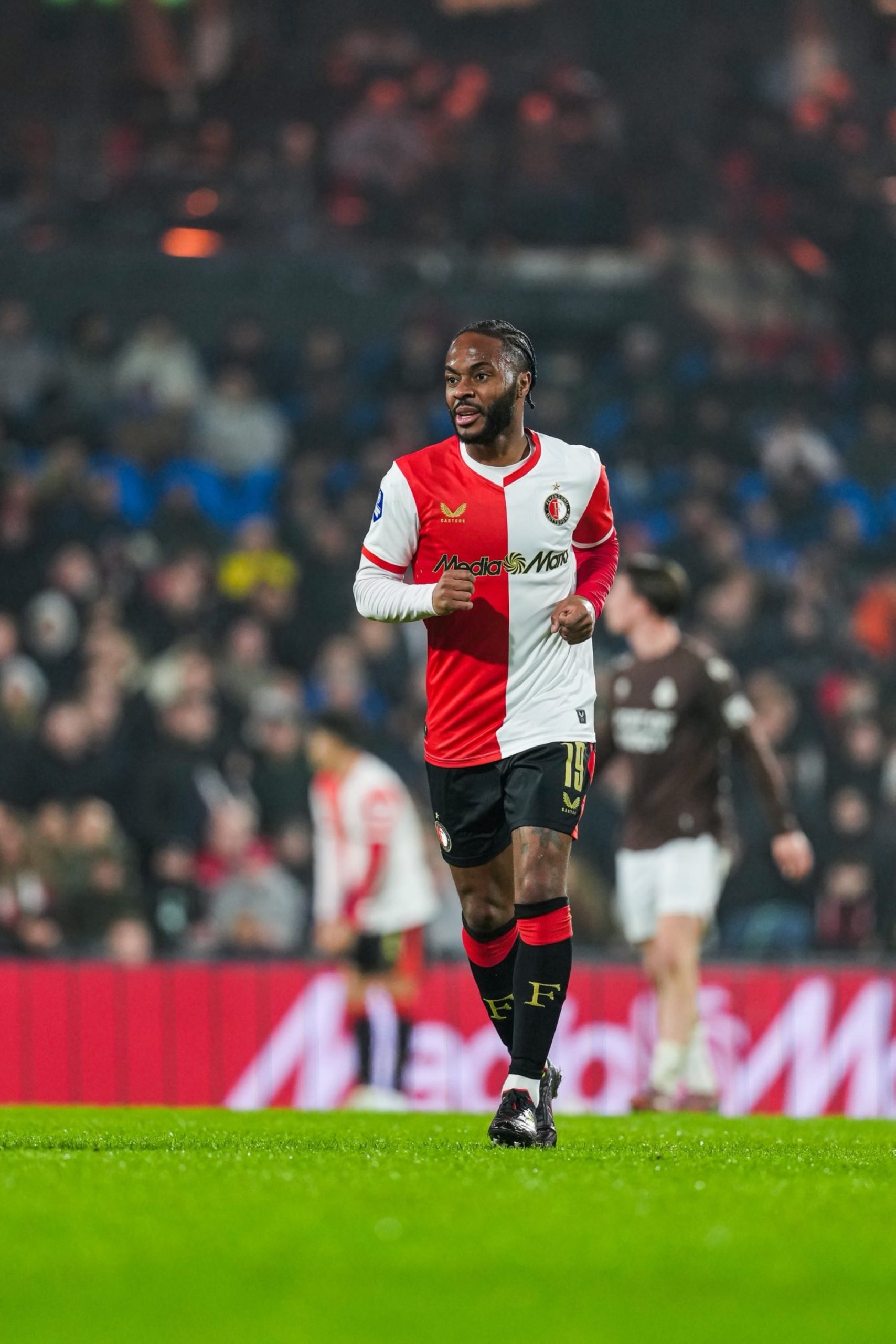 لحظة تاريخية: رحيم سترلينج يخوض أول مباراة مع فينوورد ويستهل مشواره الهولندي بفوز مثير