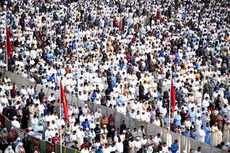 جدل الخلاف الفقهي حول السدل والقبض في الصلاة بالمغرب: توحيد الصف أم سعة المذهب؟