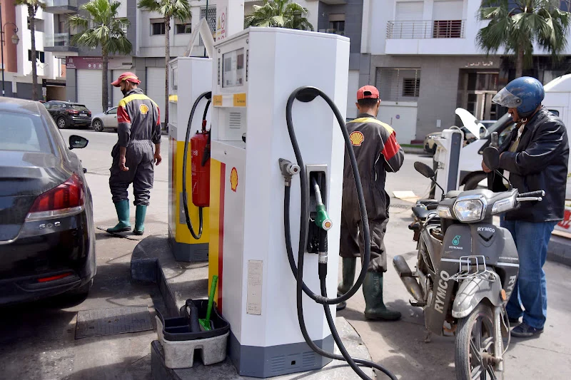 ارتفاع أسعار الوقود يزيد أعباء سائقي سيارات الأجرة وسط أزمة معيشية