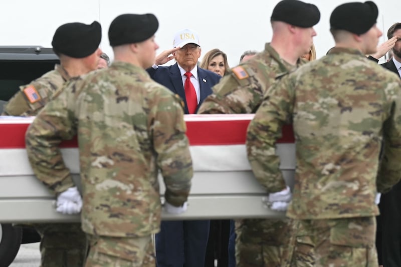 الرئيس ترامب يترأس مراسم استقبال جثامين الجنود الأمريكيين القتلى في صراع إيران