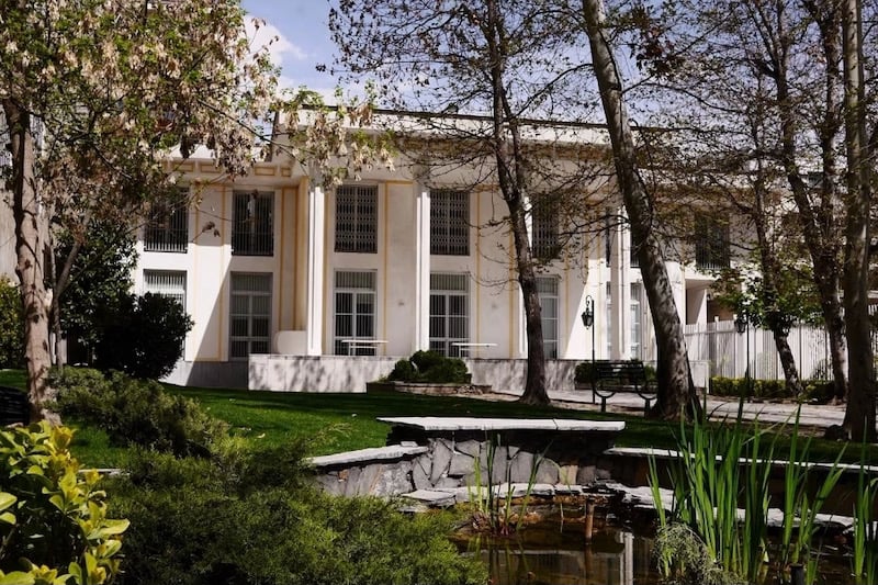 الدبلوماسية الهادئة: استمرار الوساطة السويسرية بين أمريكا وإيران رغم إغلاق سفارتها في طهران