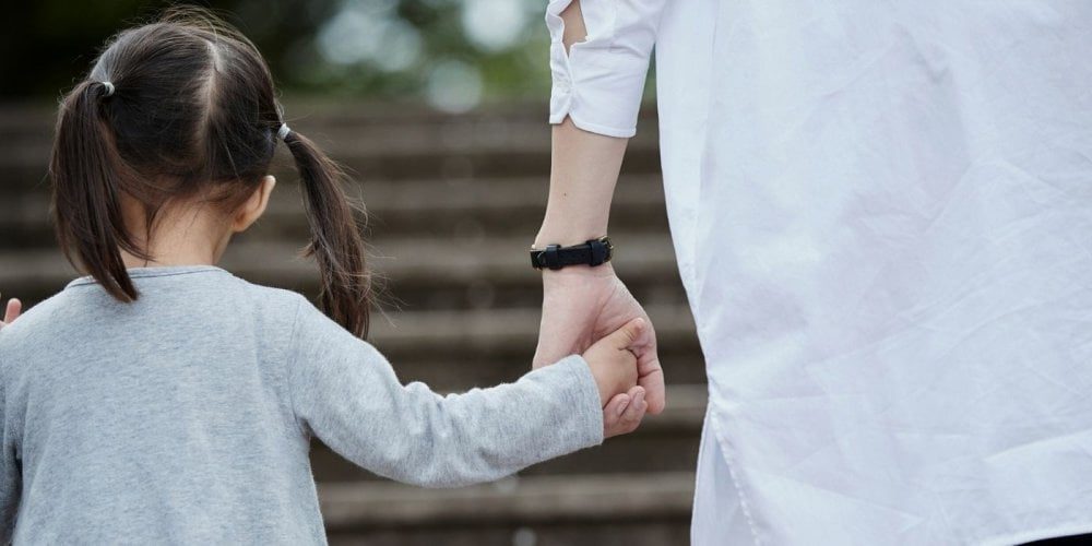 كيفية التحدث مع الأطفال حول ظاهرة اختفاء القاصرين