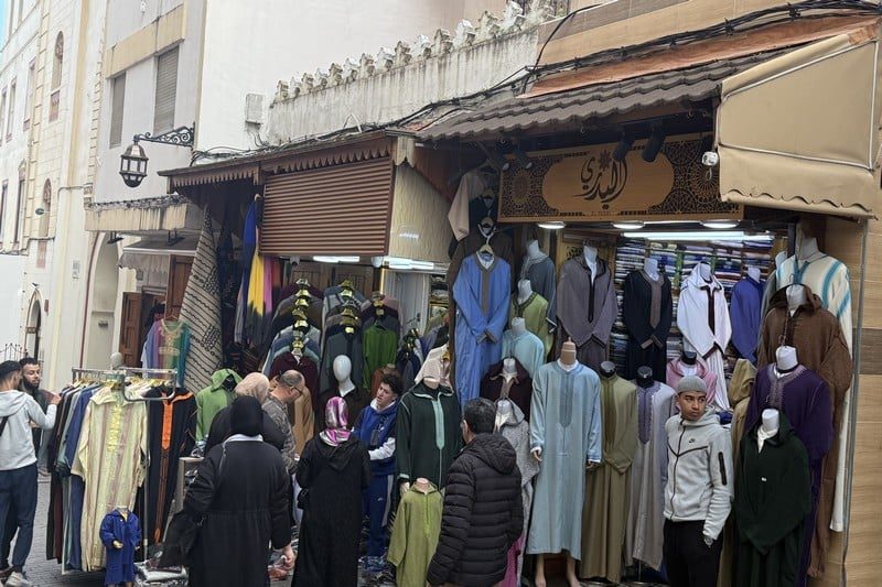 ارتفاع الأسعار يخفض مبيعات الألبسة التقليدية في طنجة مع اقتراب عيد الفطر