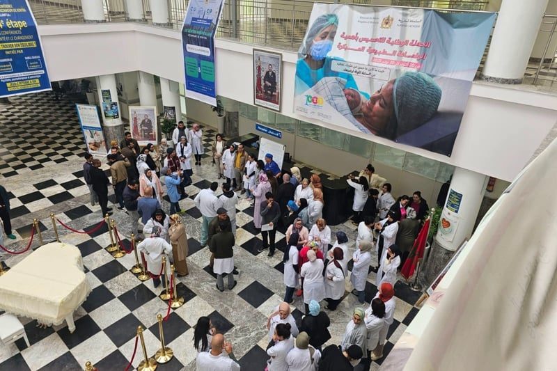 تضامن واسع مع مدير مستشفى الزموري بعد طلب إعفائه وسط احتجاجات على أوضاع البنية التحتية