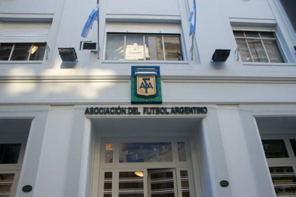 الأرجنتين: تفتيش مقر اتحاد كرة القدم في إطار تحقيق بتهم غسيل أموال