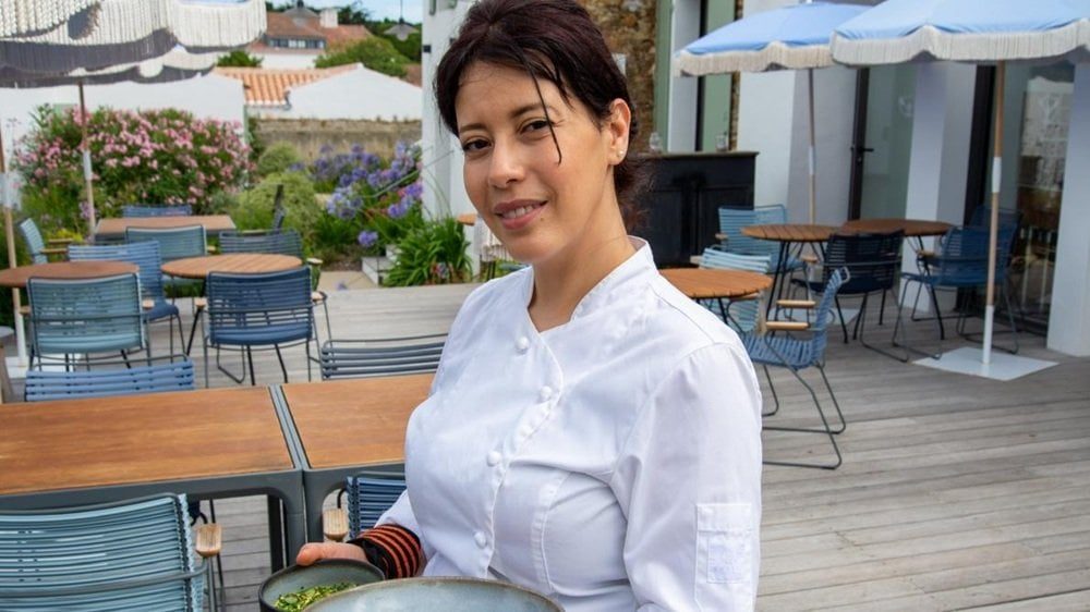 الطاهية المغربية نوال رزاقي تنال نجمة ميشلان وتدخل النخبة العالمية للطبخ