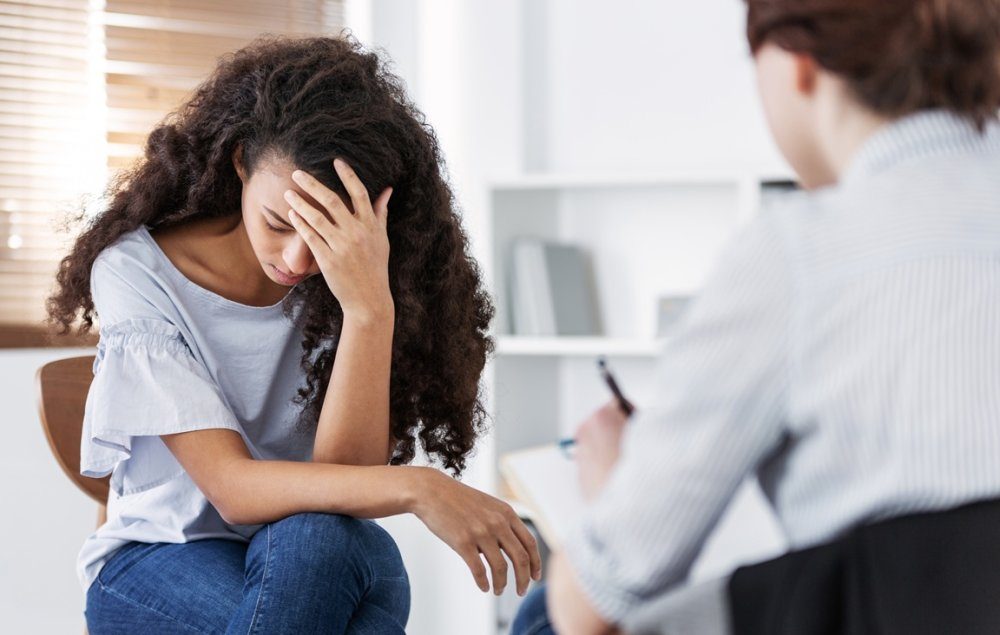 انتحار الشباب: مسؤولية الأسرة والمدرسة في الكشف المبكر عن الأزمات النفسية