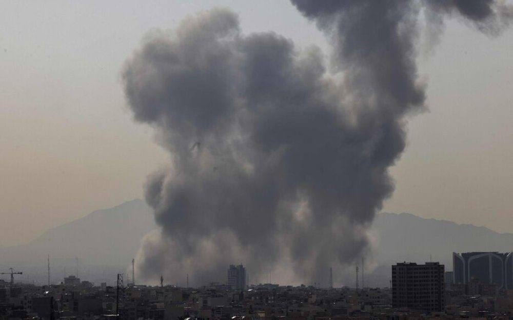 تطورات الحرب في الشرق الأوسط: إيران تتهم واشنطن بالتخطيط لهجوم بري بعد شهر على اندلاع الصراع