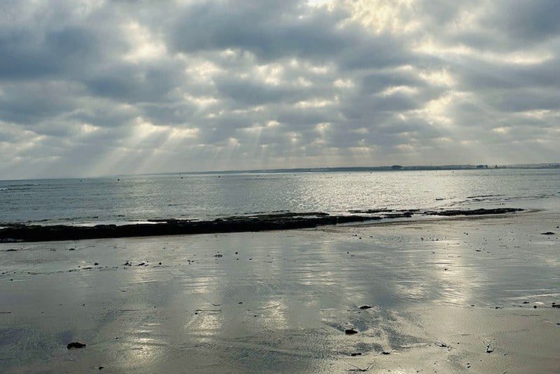 توقعات جوية: طقس بارد وأمطار متفرقة ورياح قوية تهم عدة مناطق بالمملكة