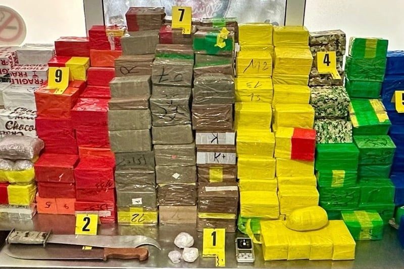 الشرطة تضبط 310 كيلوغرامات من الشيرا وكمية من الكوكايين في عملية أمنية بضواحي أكادير