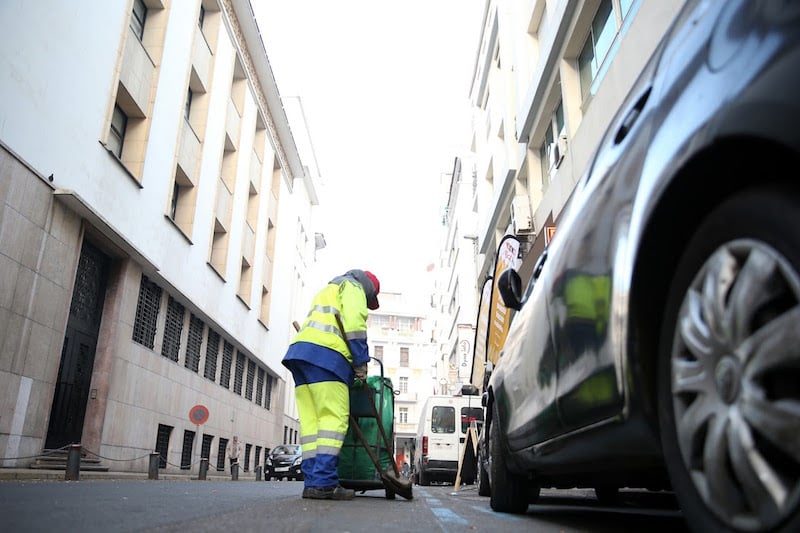 نقابات النظافة بالدار البيضاء تطالب بتحسين الأجور في دفتر التحملات
