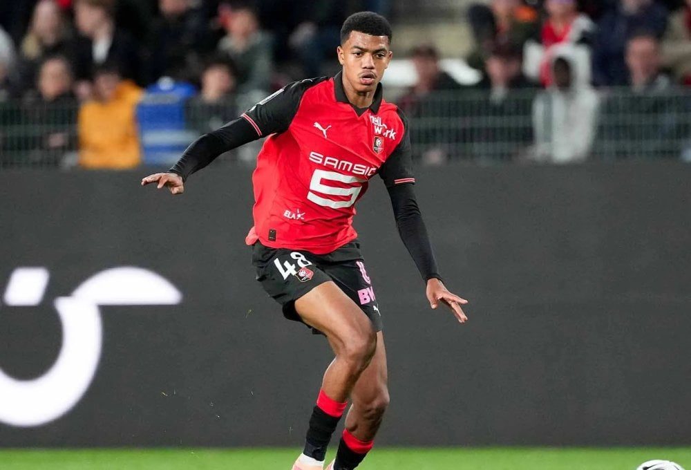 بوروسيا دورتموند الألماني يراقب المغربي عبد الحميد آيت بودلال