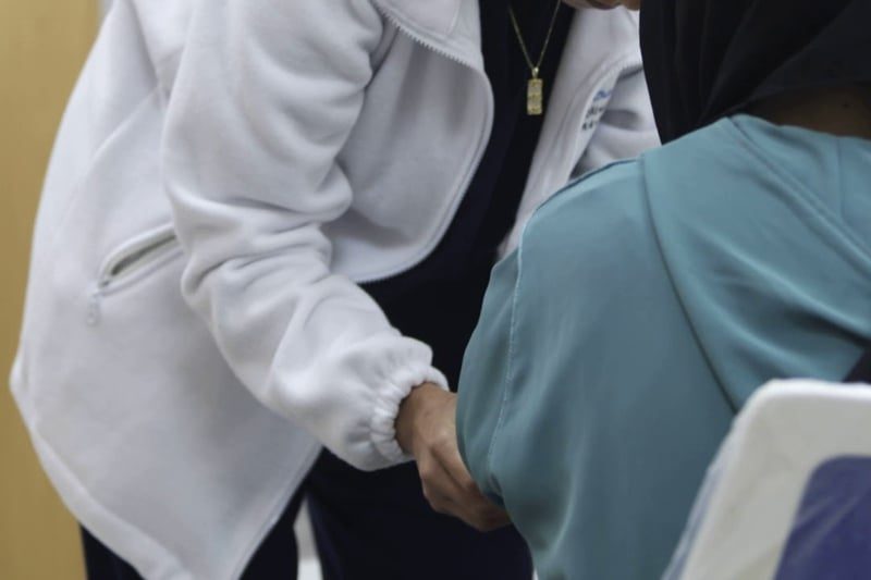 نقابة الصحة العمومية تستنكر تفويت خدمات مساعدي العلاج للقطاع الخاص بتطوان