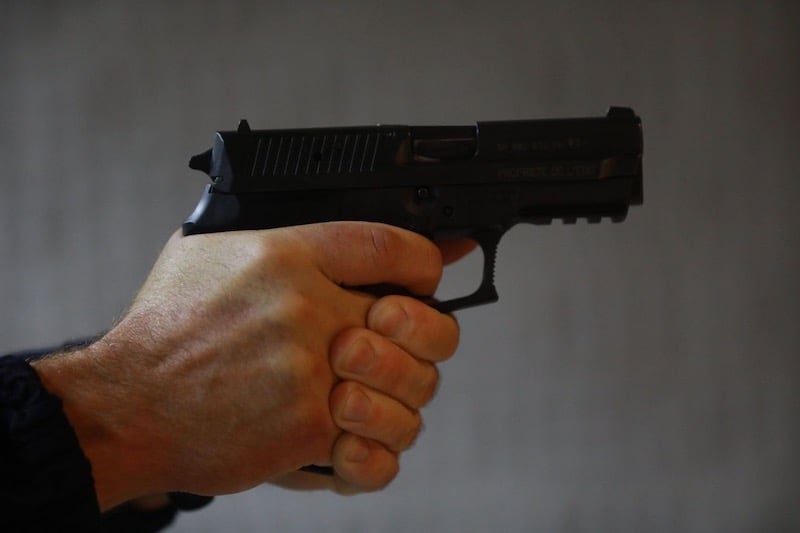 شرطي بسطات يطلق رصاصة تحذيرية لتحييد مشتبه به مسلح بسلاح أبيض