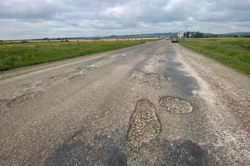 منظمة حقوقية تحذر من تدهور خطير للطريق الوطنية رقم 13 بين عين الدفالي وجرف الملحة