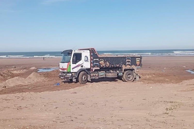 الدرك الملكي بطنجة يوقف شاحنتين وسائقيهما بتهمة سرقة رمال الشواطئ