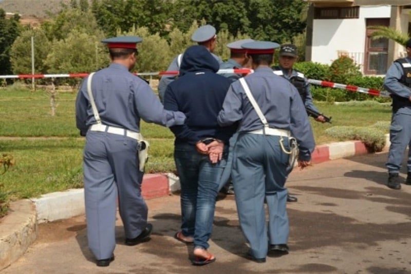 توقيف شخص مبحوث عنه في ثماني مذكرات بحث وطنية بتهمة الاتجار بالمشروبات الكحولية بالقصر الكبير