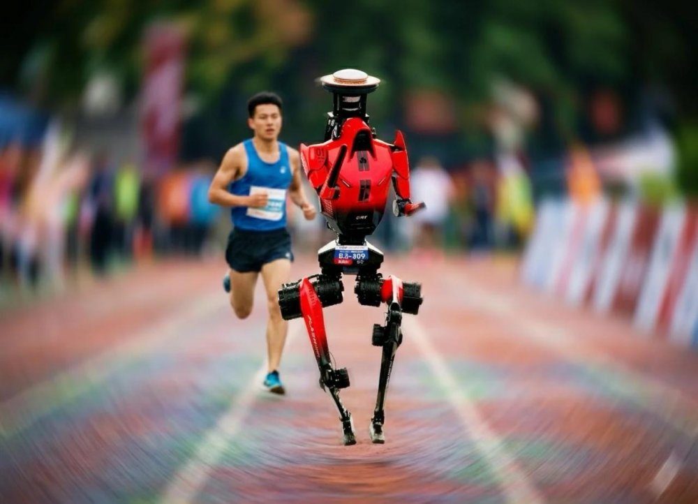 روبوت صيني يحطم الرقم القياسي العالمي في نصف الماراثون المسجل باسم الأوغندي جاكوب كيبلومو