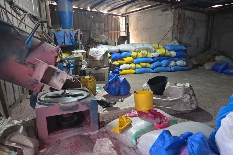 الجمارك المغربية تحتجز 11 طناً من الأكياس البلاستيكية في مداهمة مستودعات سرية بمديونة