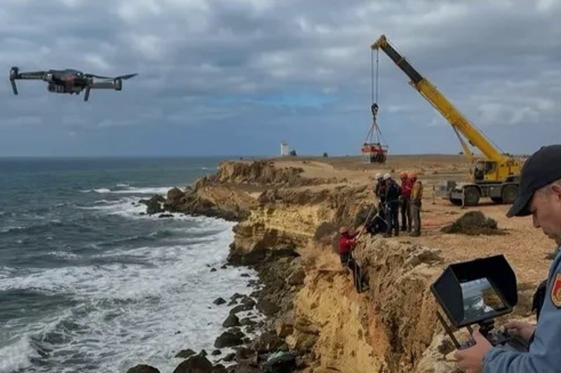 السلطات تواصل البحث عن جثتي رجل وابنته بعد سقوط سيارتهما بالجرف الأصفر