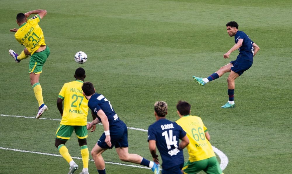 لويس إنريكه يثير الشكوك حول جاهزية حكيمي مع باريس سان جيرمان