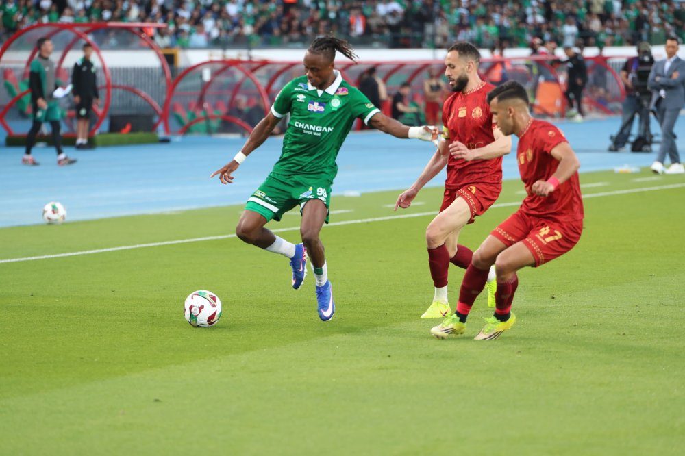 المغرب الفاسي يتصدر البطولة الاحترافية والرجاء يكتسح الفتح الرباطي