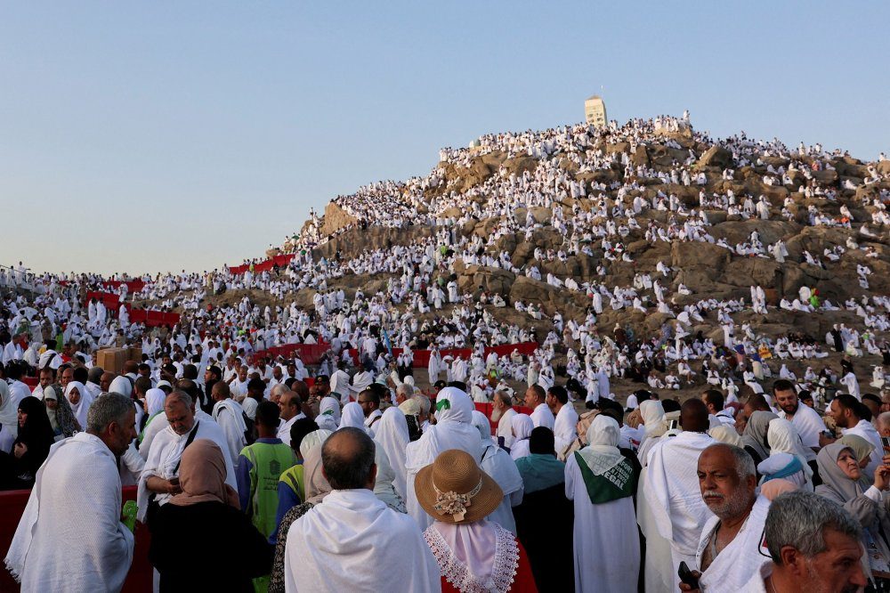 حجاج بيت الله الحرام يتوافدون إلى صعيد عرفات لأداء الركن الأعظم
