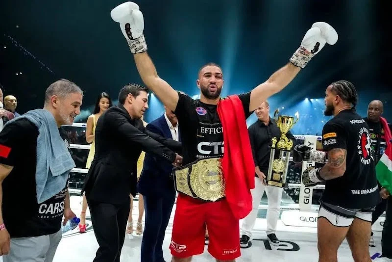 الملك محمد السادس يهنئ البطل توشاسي على إنجازه العالمي في الكيك بوكسينغ