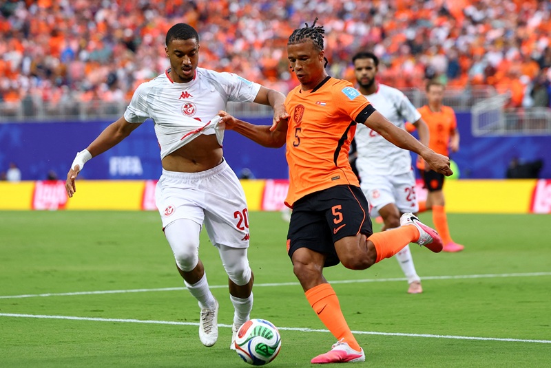 هولندا تتأهل لمواجهة المغرب بعد فوزها على تونس 3-1 في كأس العالم
