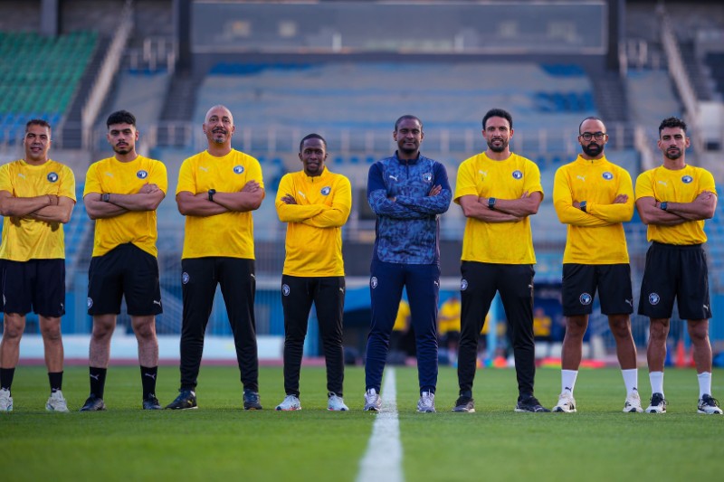 بيراميدز يعلن رسمياً تعاقده مع المدرب الجنوب إفريقي رولاني موكوينا