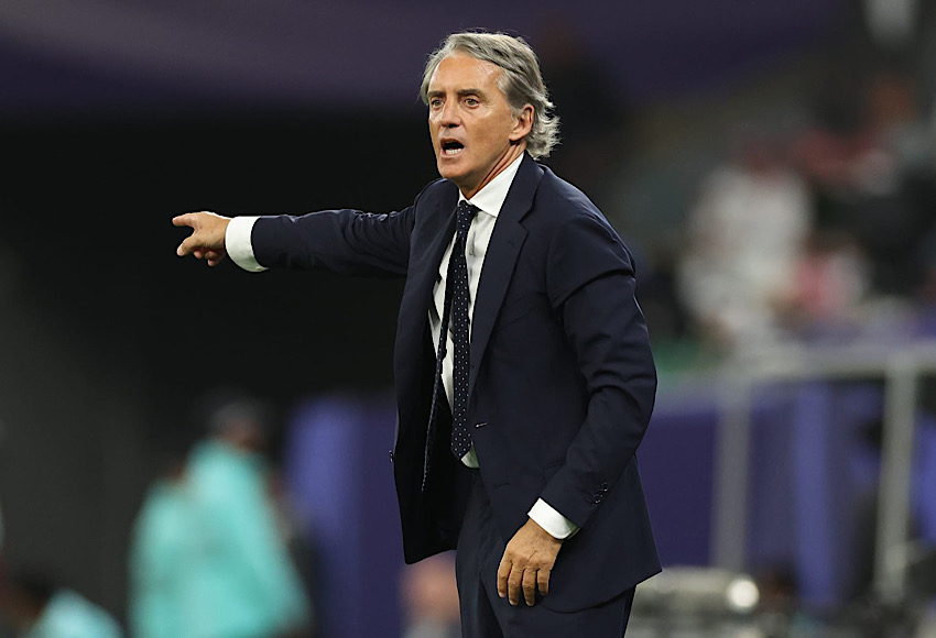 مانشيني يعود إلى تدريب إيطاليا معتذرًا عن رحيله المفاجئ: دروس من تجربة السعودية