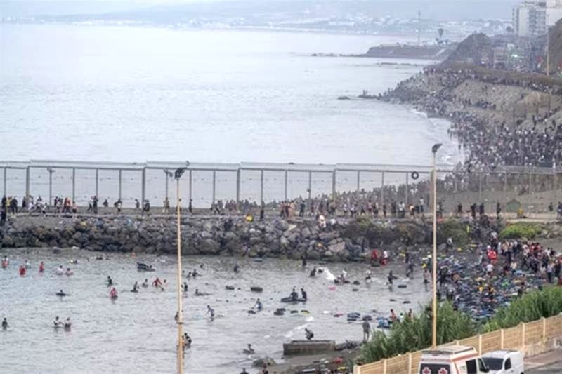 حصيلة قتلى اقتحام سبتة ترتفع إلى 71 غريقًا وسط مطالبات بالتحقيق
