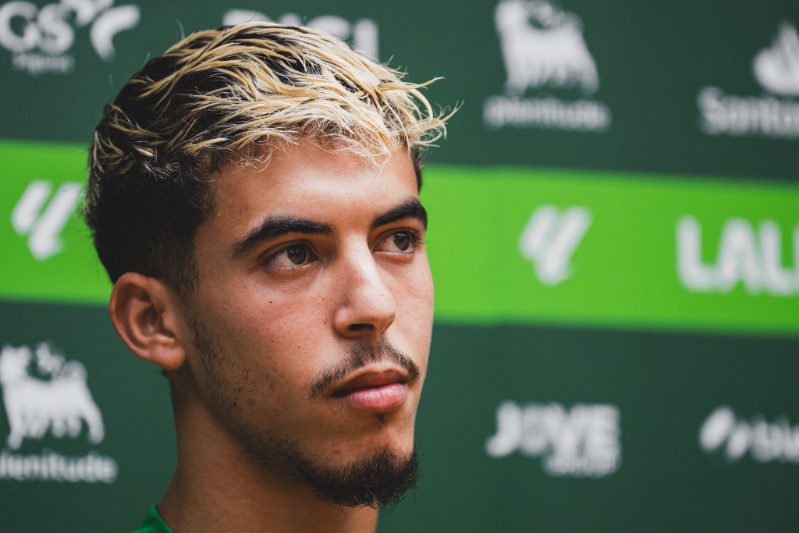 ياسر الزبيري: أسلوب لعب راسينغ سانتاندير أقنعني وطموحي تسجيل الأهداف