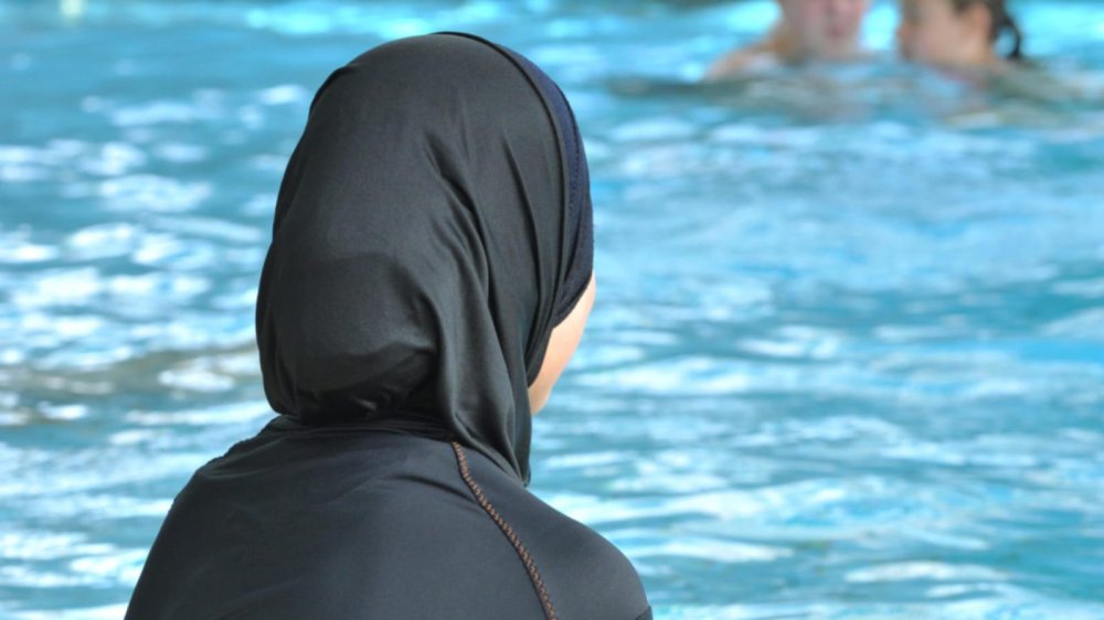 البوركيني في المغرب: جدل الهوية والحرية على الشواطئ