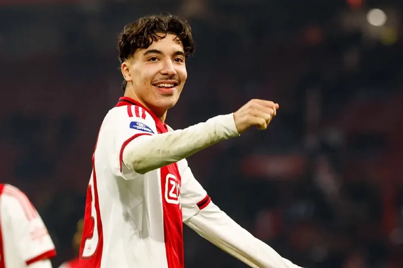 بوروسيا مونشنغلادباخ يفتح باب المفاوضات لضم ريان بونيدا وسط استمرار تأهيله