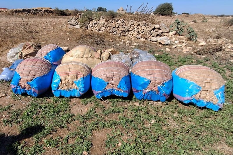 عملية نوعية للدرك الملكي: حجز 350 كيلوغرامًا من الكيف و76 كيلوغرامًا من التبغ في مخبأ سري بالجديدة