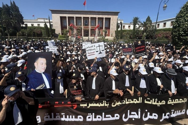 إضراب المحامين بالمغرب: استمرار التصعيد بعد نشر قانون المهنة بالجريدة الرسمية