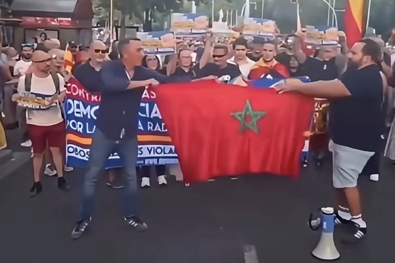 إدانة واسعة لتمزيق العلم المغربي في مدريد: استفزاز مرفوض يمس الرموز الوطنية