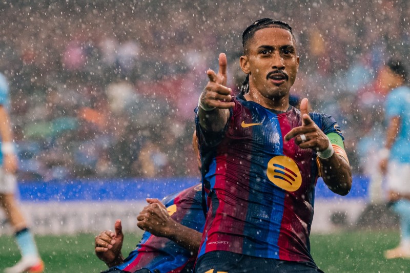 تألق رافينيا مع برشلونة يقود الفريق لفوز ساحق على فينورد في دوري أبطال أوروبا