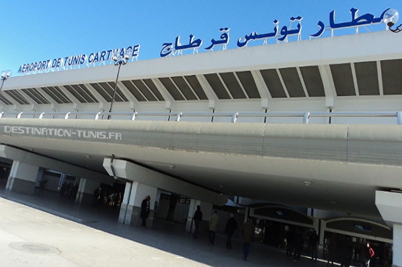 معاملة المغاربة في مطار تونس قرطاج: روايات موثقة عن احتجاز وتعقيدات غير مبررة