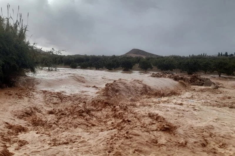 مصرع عامل منجمي في سيول زاكورة: جثة السائق تنتشل من وادي آيت أحمان بعد ساعات من البحث