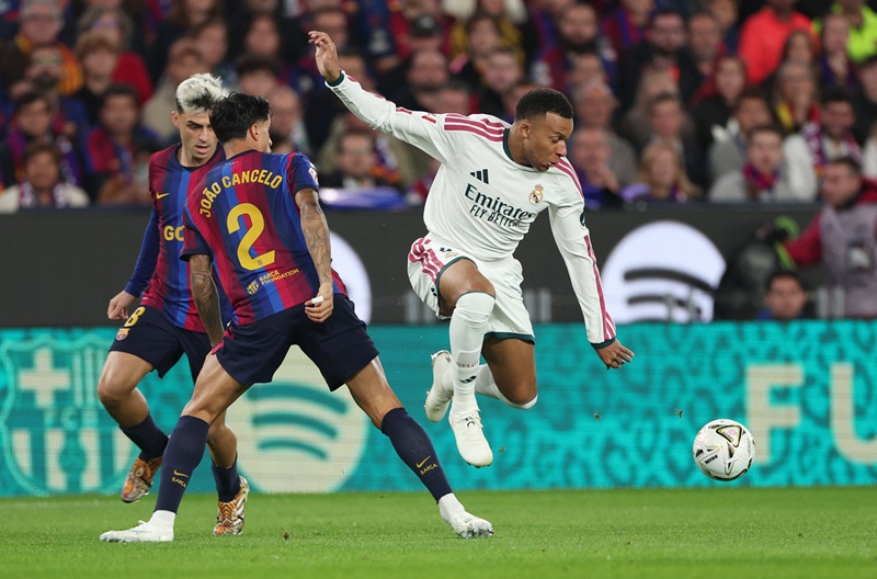 فوز ريال مدريد على برشلونة في الكلاسيكو: مبابي يخطف الأضواء ويقلص الفارق إلى ثلاث نقاط